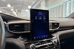 Valkoinen Ford Explorer 2021 kuva 29.