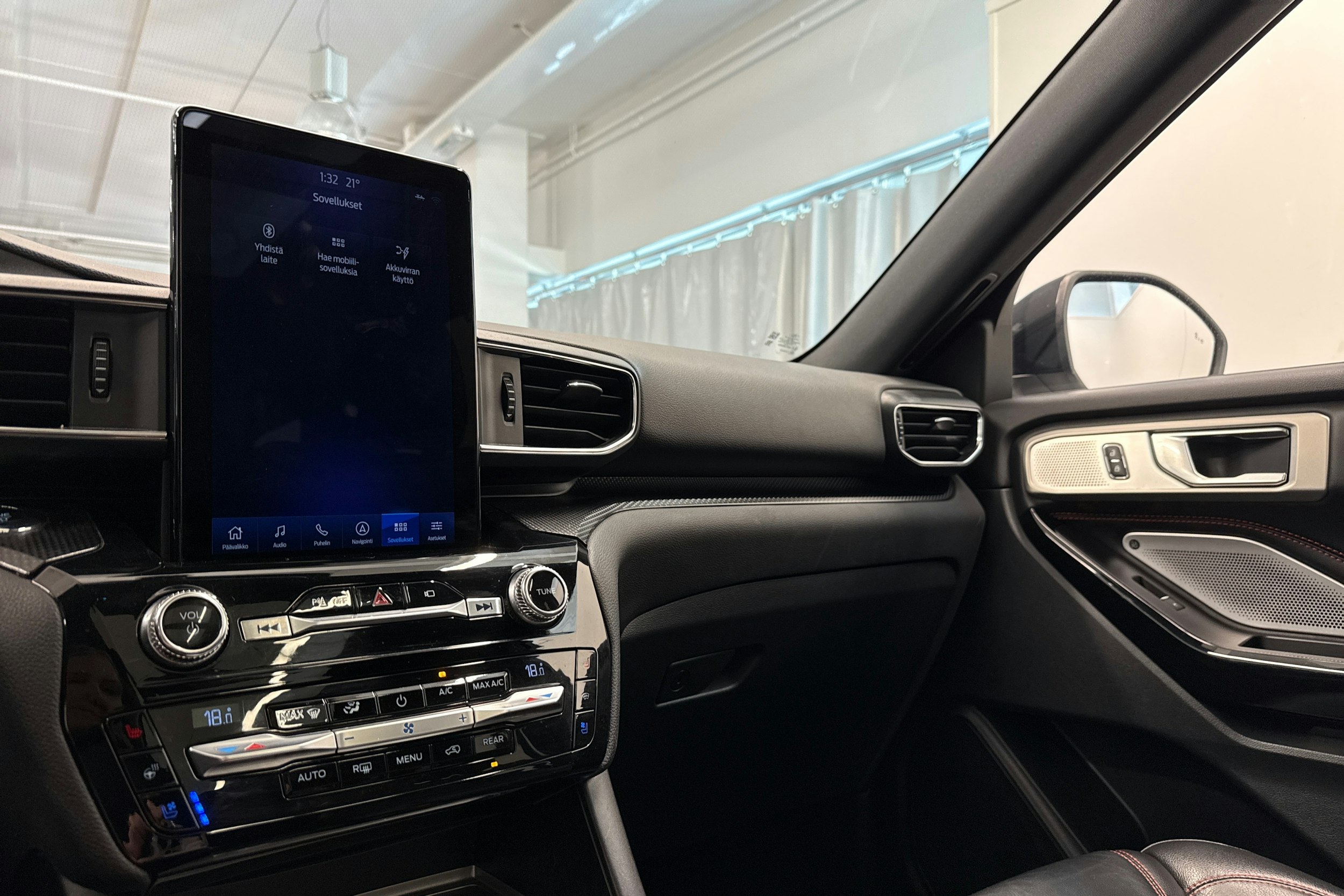 Valkoinen Ford Explorer 2021 kuva 30.