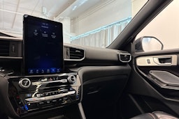 Valkoinen Ford Explorer 2021 kuva 30.