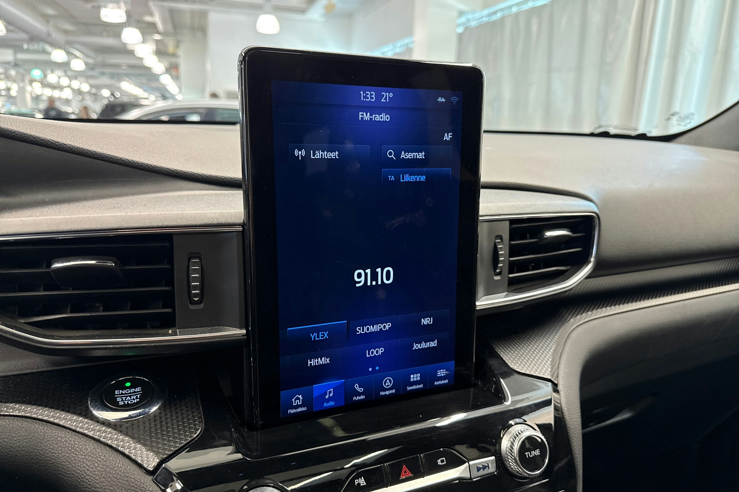 Valkoinen Ford Explorer 2021 kuva 32.