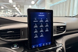 Valkoinen Ford Explorer 2021 kuva 33.