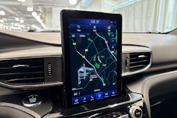 Valkoinen Ford Explorer 2021 kuva 34.