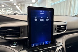 Valkoinen Ford Explorer 2021 kuva 35.