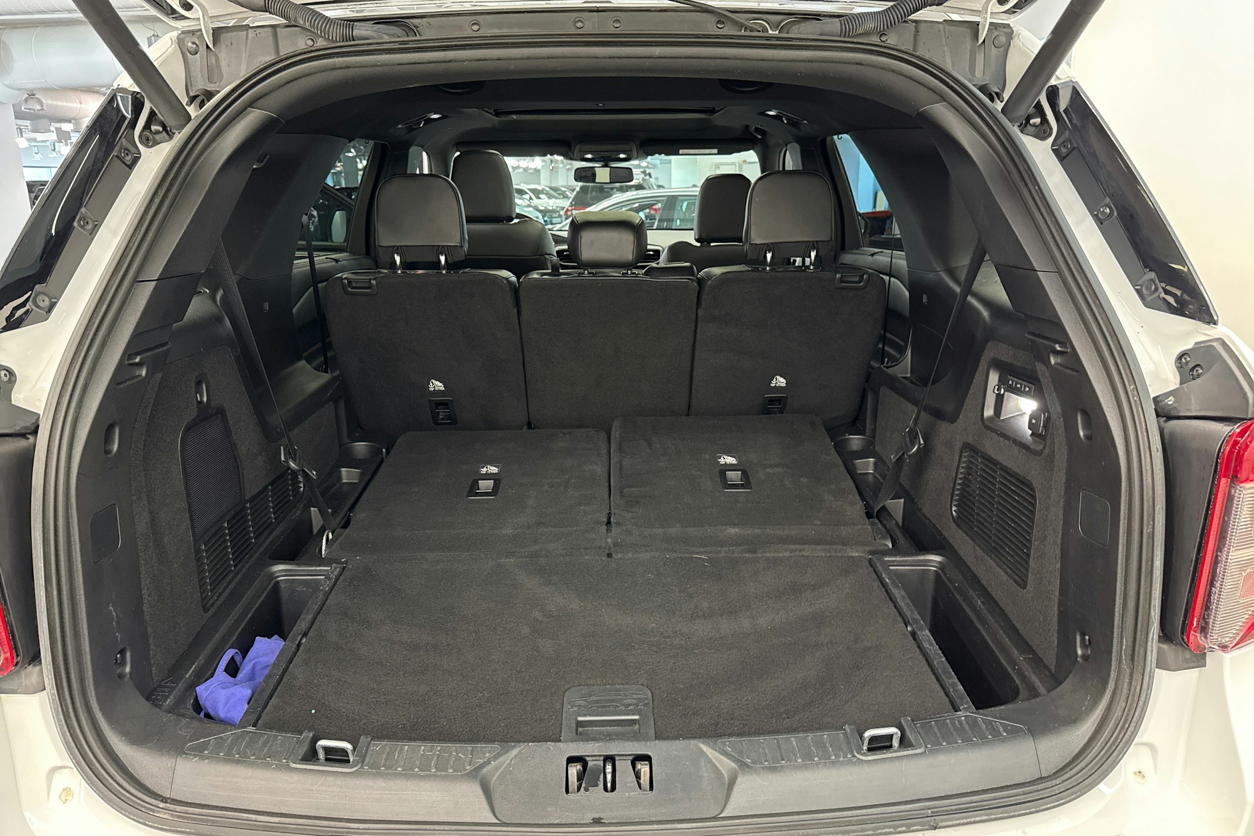 Valkoinen Ford Explorer 2021 kuva 38.