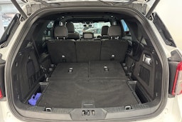 Valkoinen Ford Explorer 2021 kuva 38.