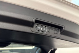 Valkoinen Ford Explorer 2021 kuva 39.