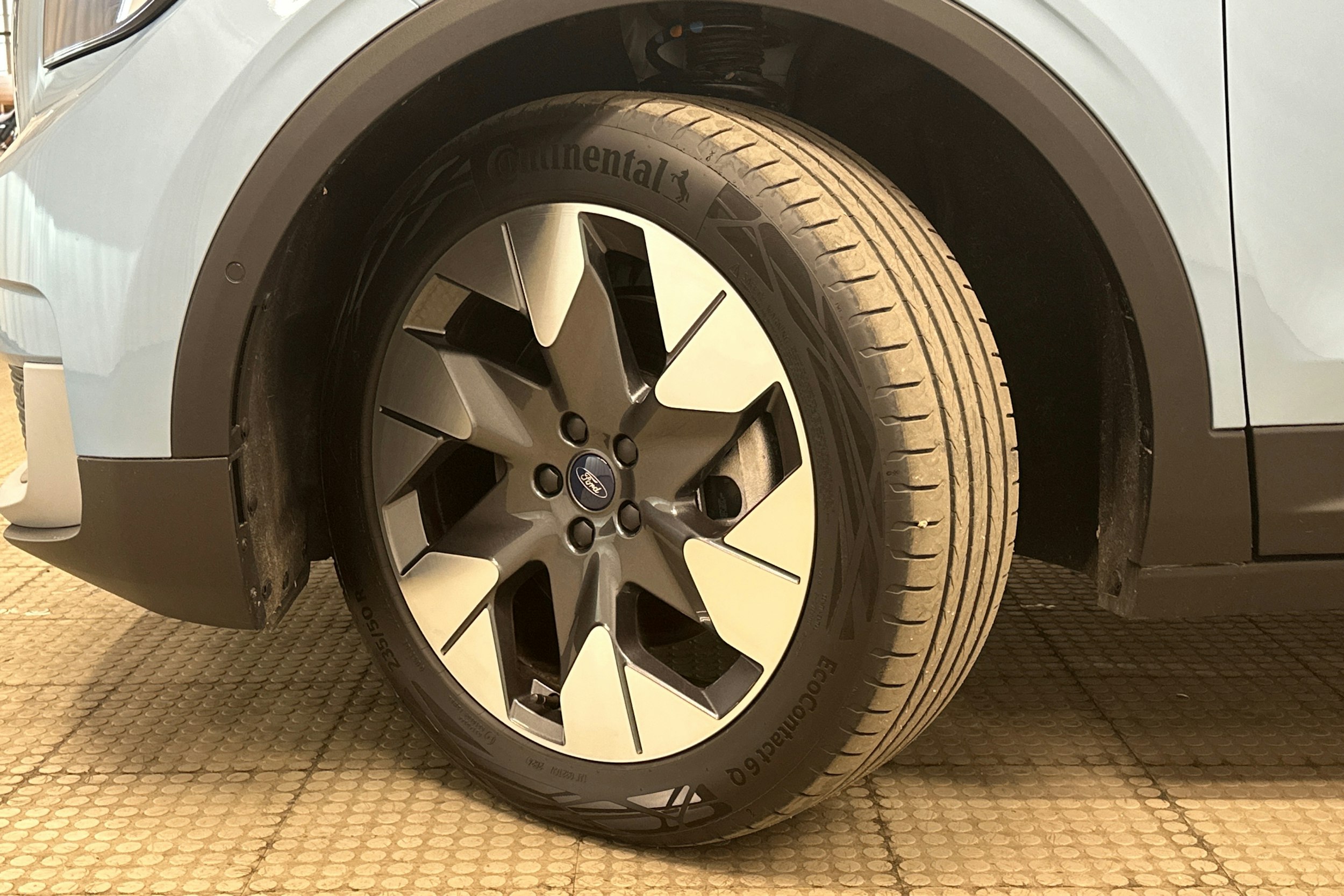 sininen Ford Explorer 2024 kuva 13.