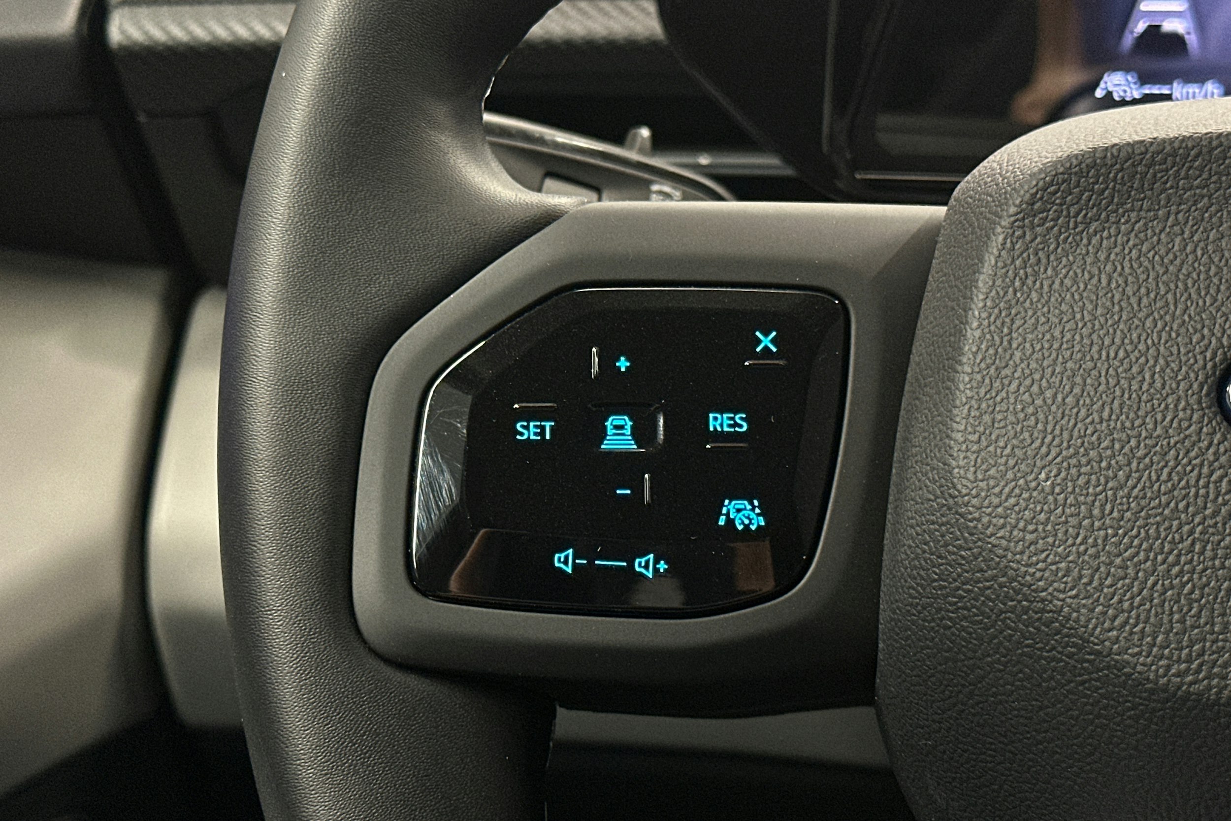 sininen Ford Explorer 2024 kuva 19.