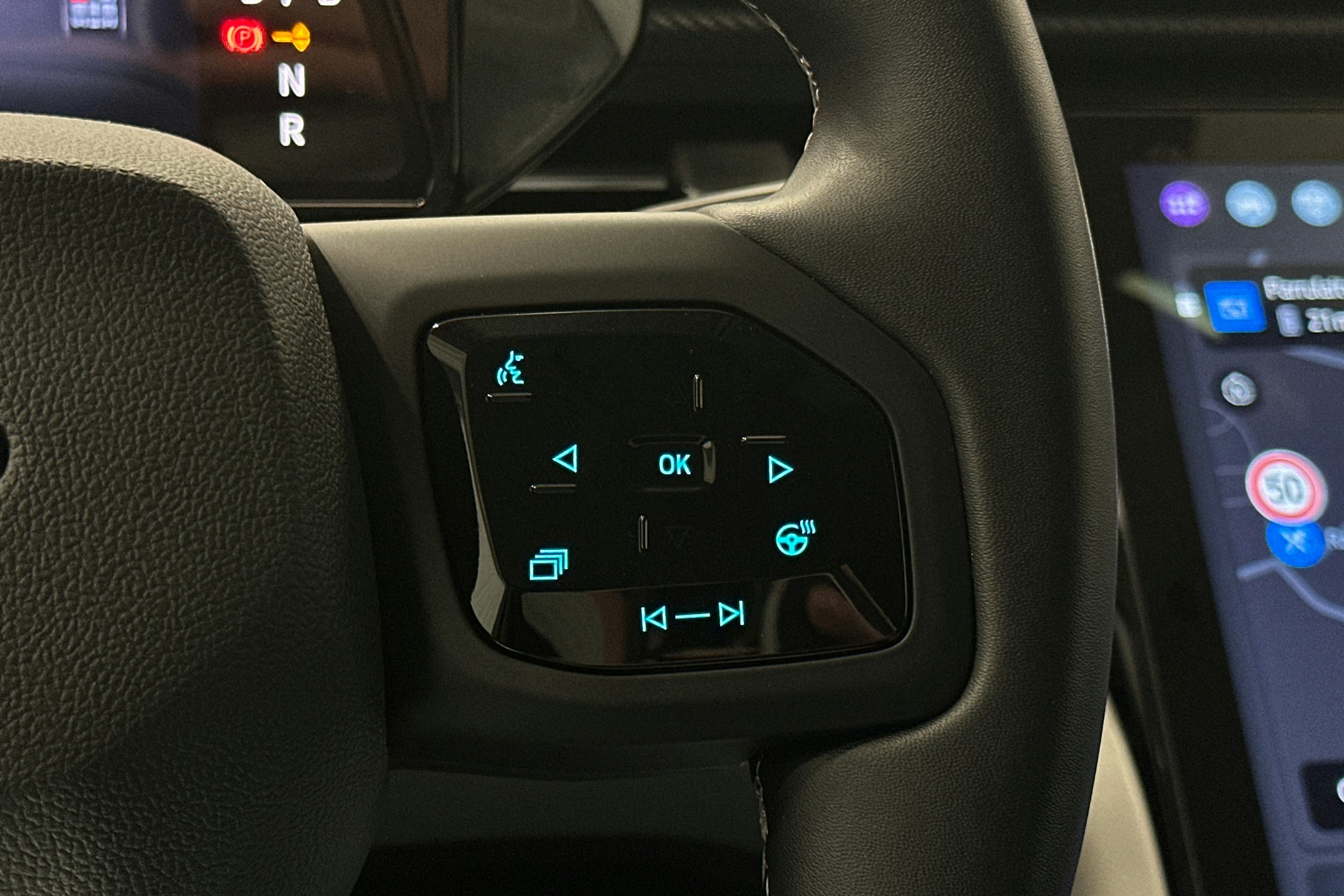 sininen Ford Explorer 2024 kuva 20.