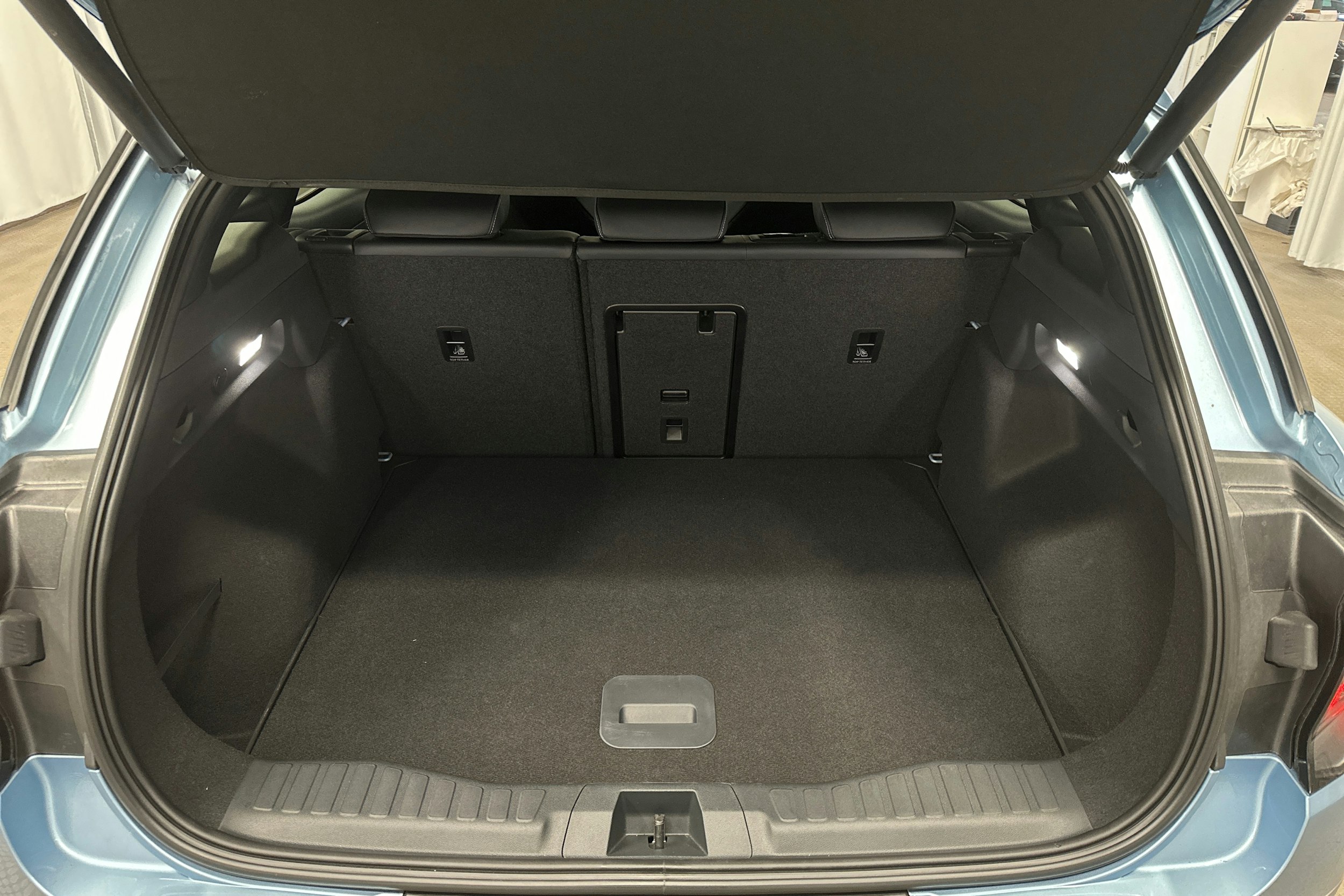 sininen Ford Explorer 2025 kuva 14.