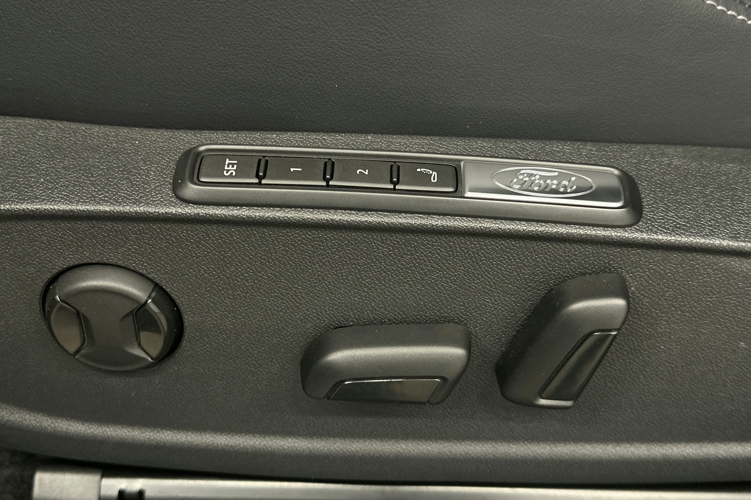 sininen Ford Explorer 2025 kuva 17.