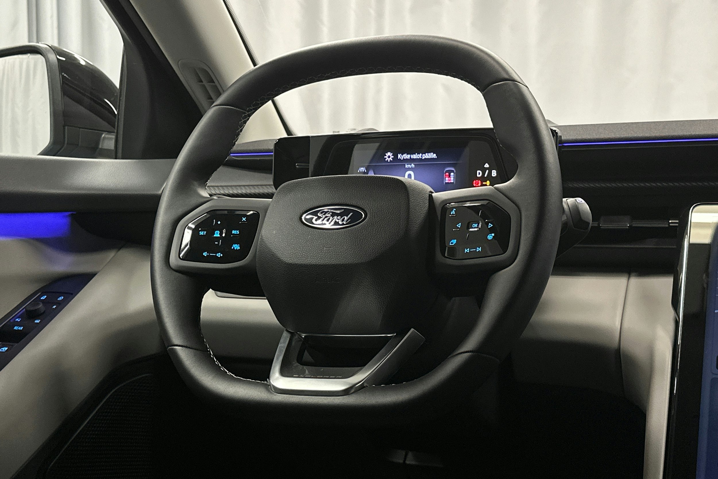 sininen Ford Explorer 2025 kuva 18.