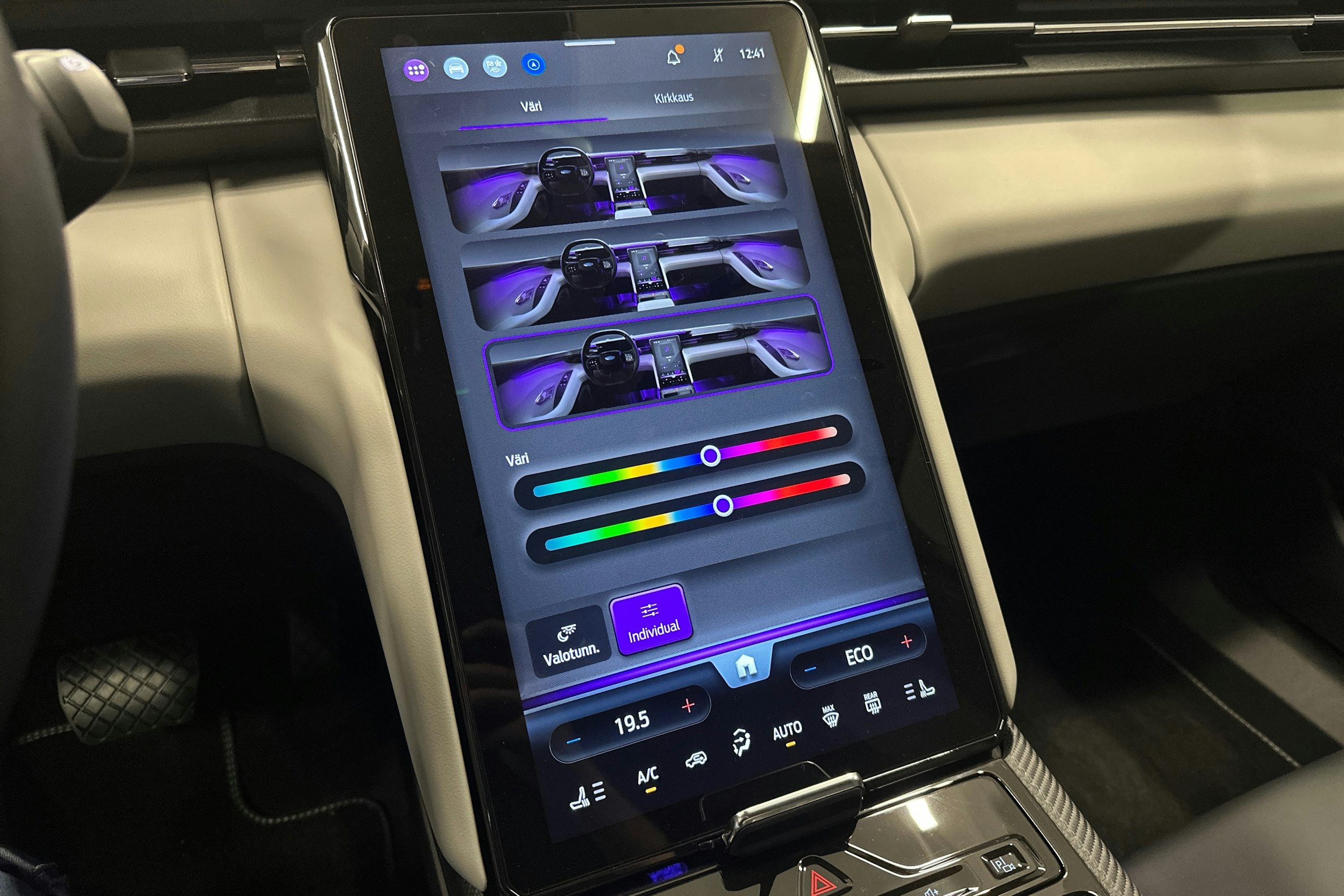 sininen Ford Explorer 2025 kuva 28.