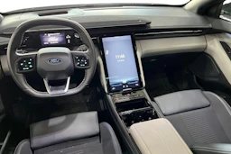Valkoinen Ford Explorer 2025 kuva 7.