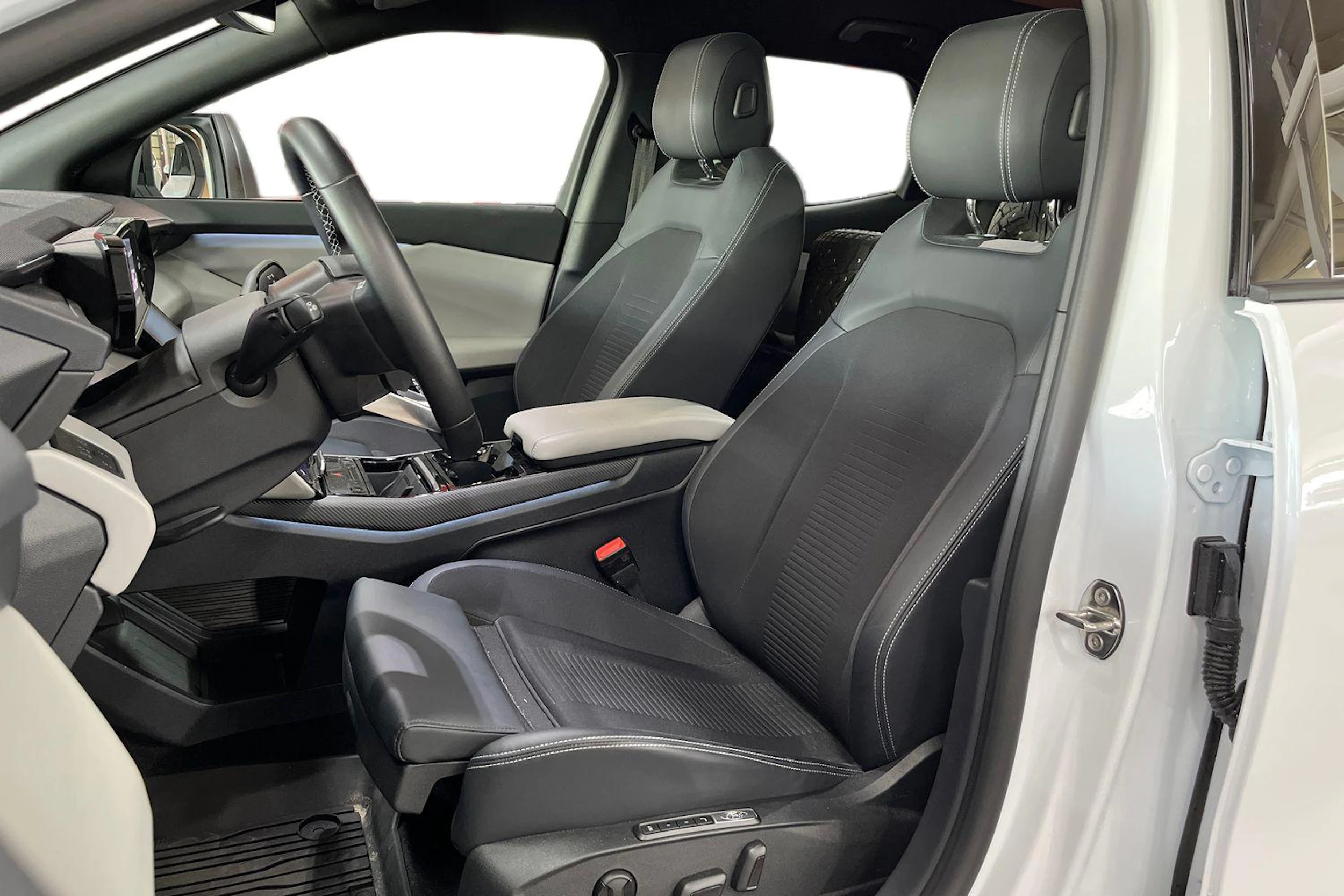 Valkoinen Ford Explorer 2025 kuva 8.