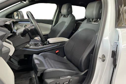 Valkoinen Ford Explorer 2025 kuva 8.
