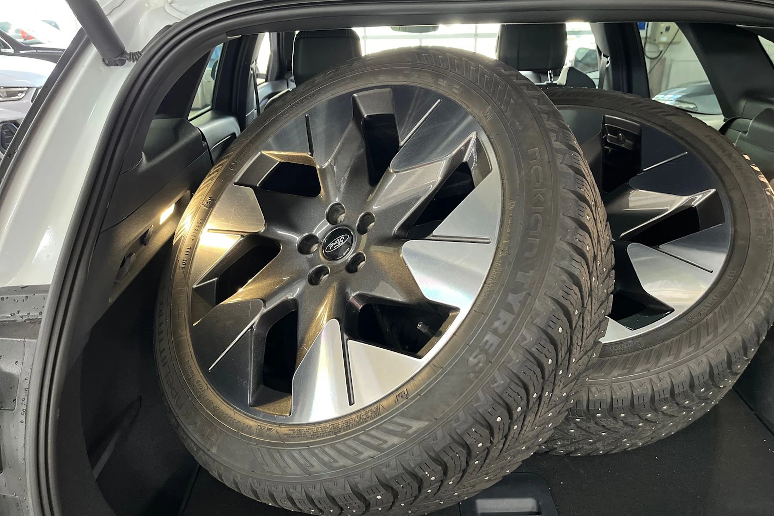 Valkoinen Ford Explorer 2025 kuva 10.