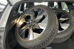 Valkoinen Ford Explorer 2025 kuva 10.