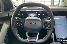 Valkoinen Ford Explorer 2025 kuva 12.