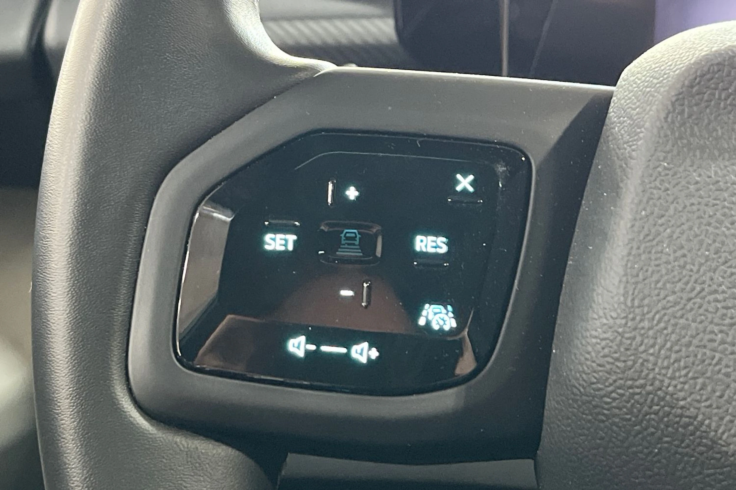 Valkoinen Ford Explorer 2025 kuva 13.