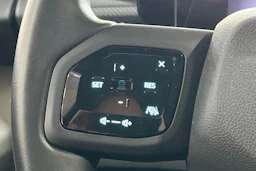 Valkoinen Ford Explorer 2025 kuva 13.