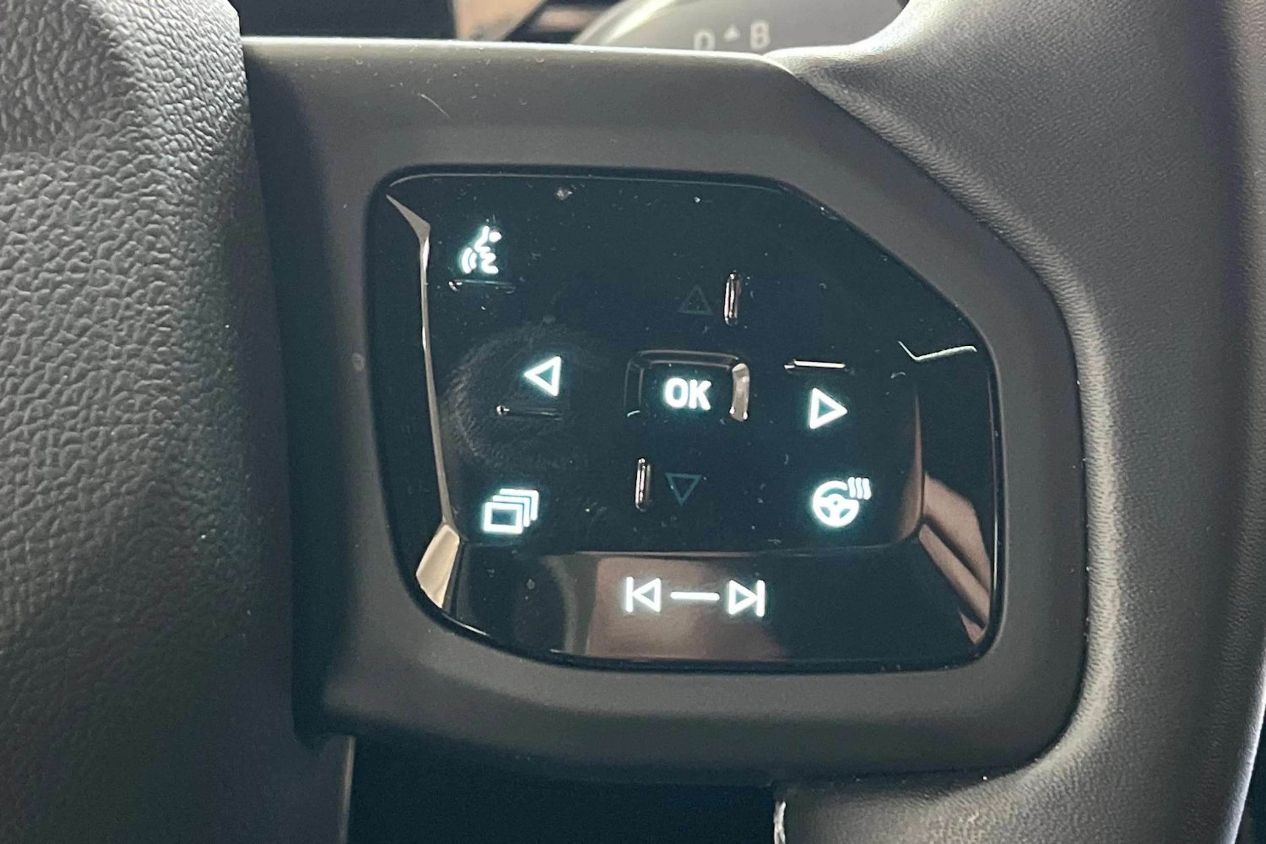 Valkoinen Ford Explorer 2025 kuva 14.