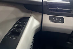 Valkoinen Ford Explorer 2025 kuva 15.