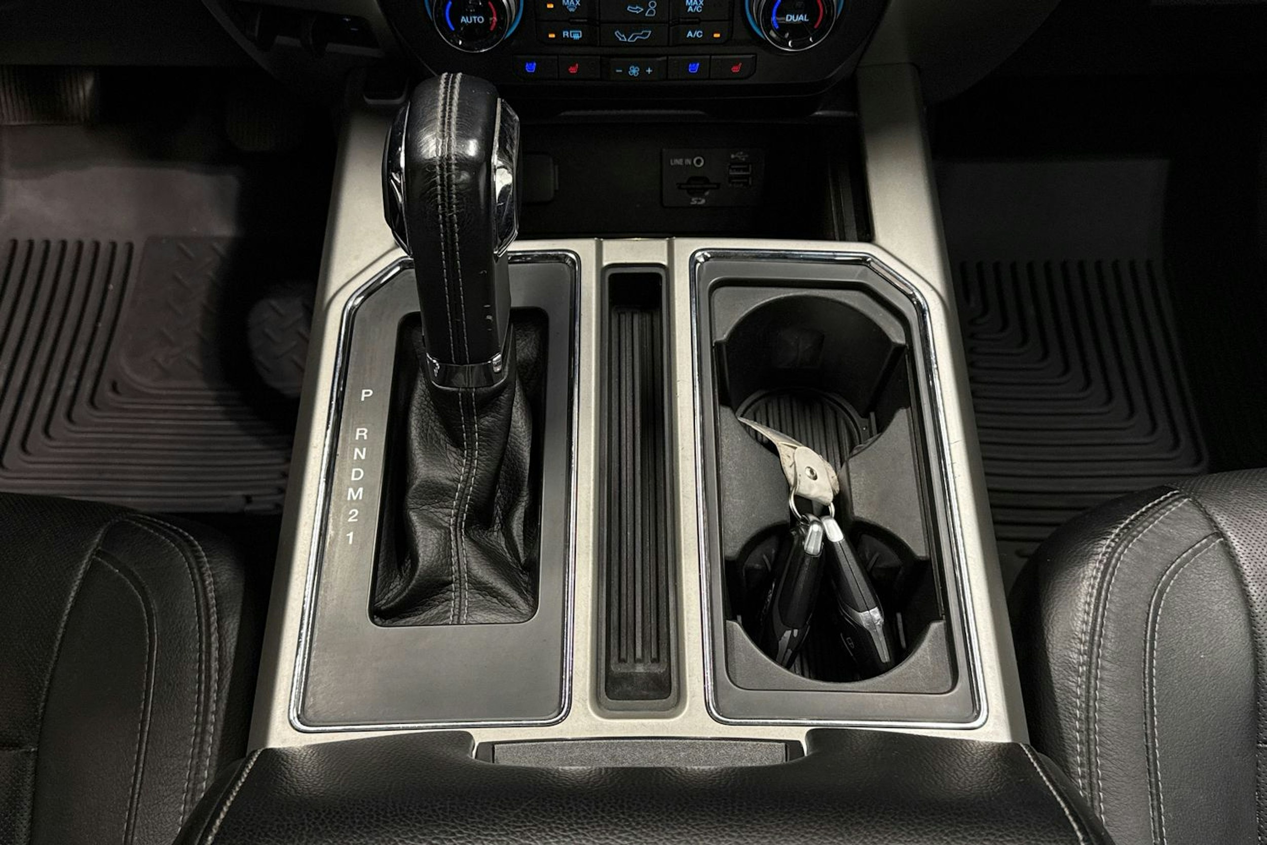 musta Ford F150 2015 kuva 14.
