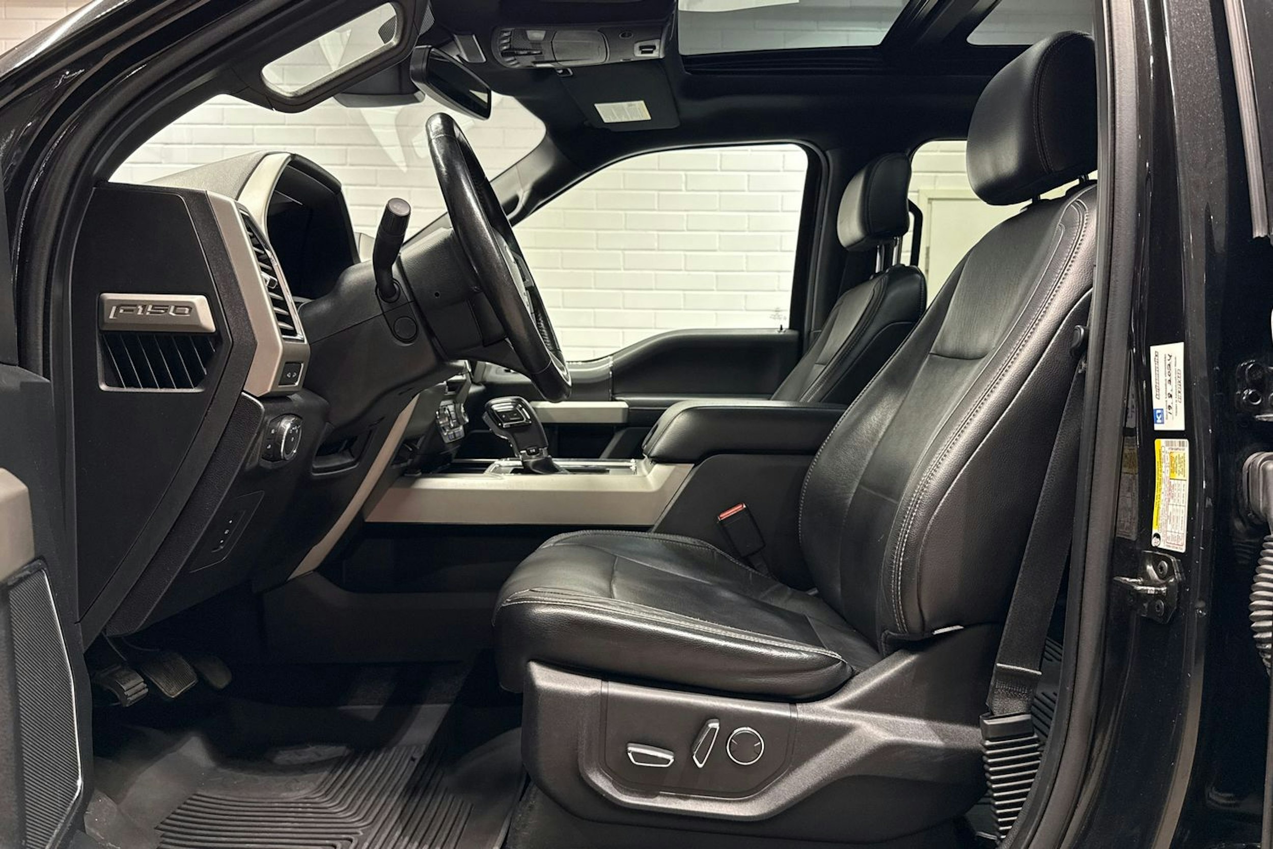 musta Ford F150 2015 kuva 18.