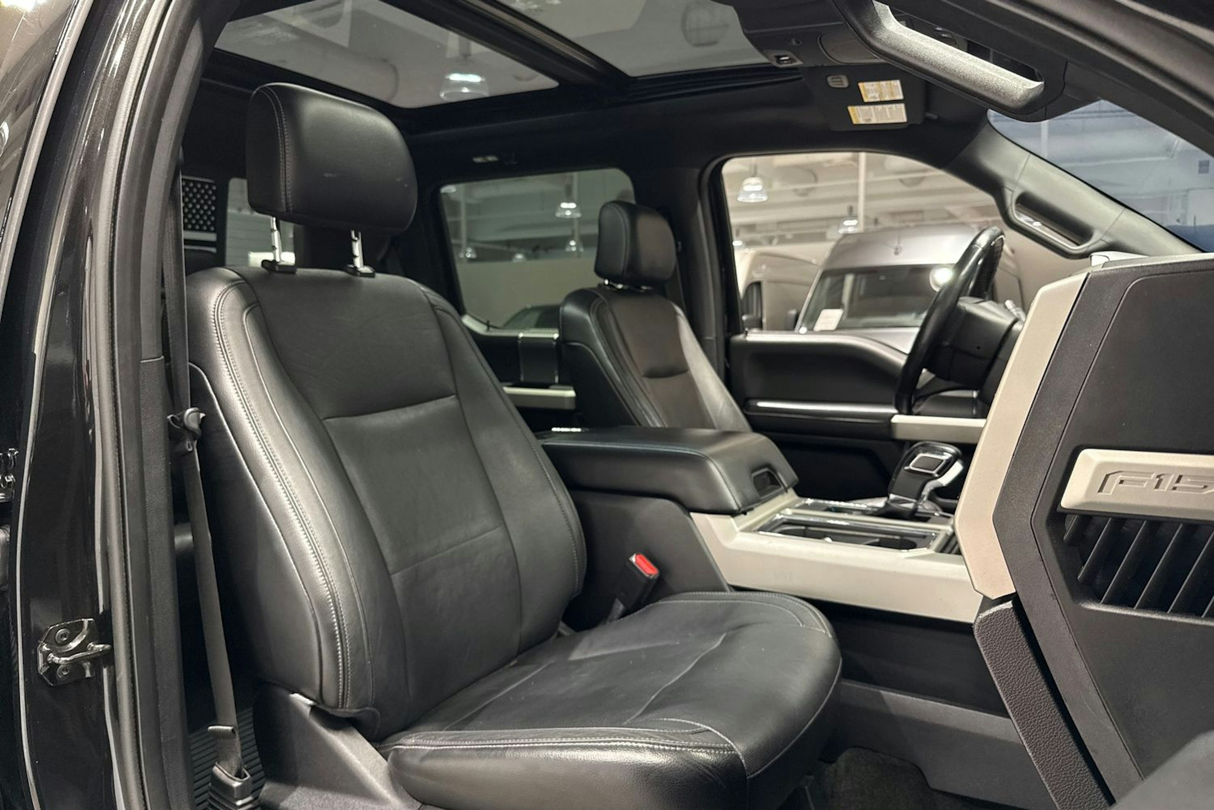 musta Ford F150 2015 kuva 21.