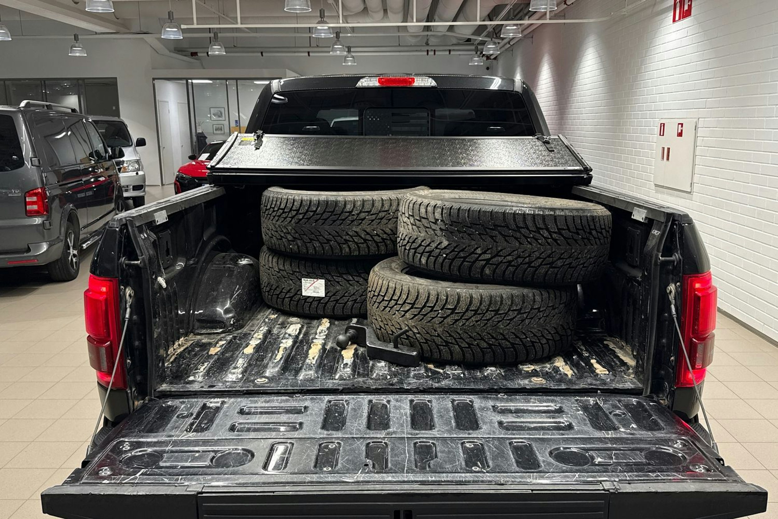 musta Ford F150 2015 kuva 22.