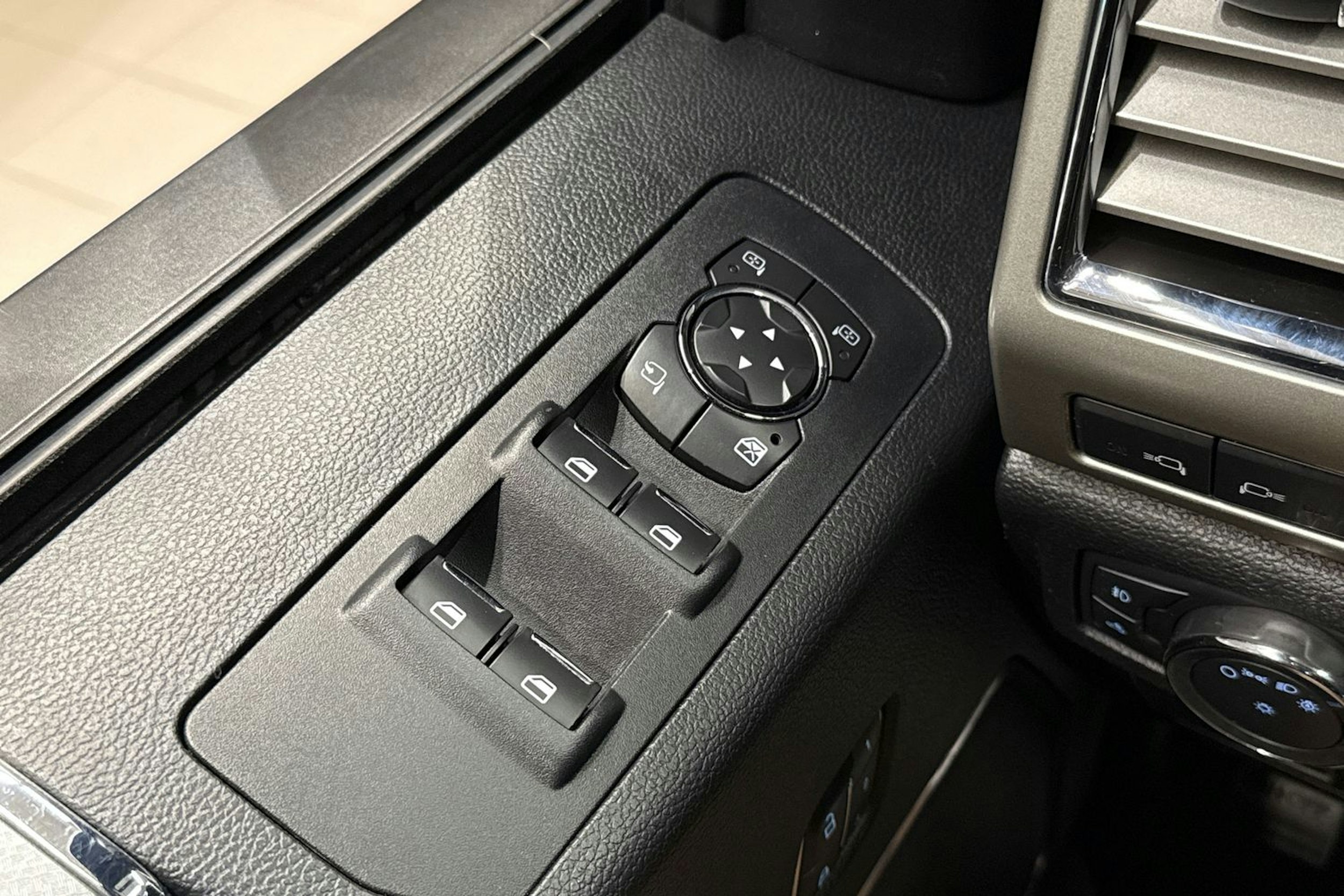 musta Ford F150 2015 kuva 28.