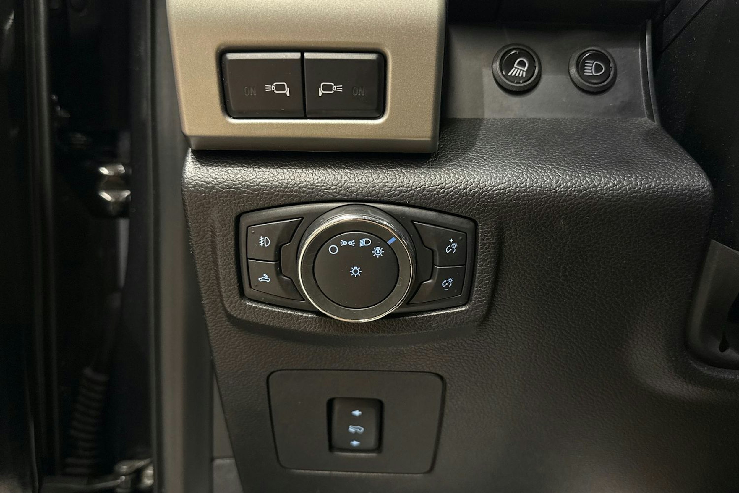 musta Ford F150 2015 kuva 30.