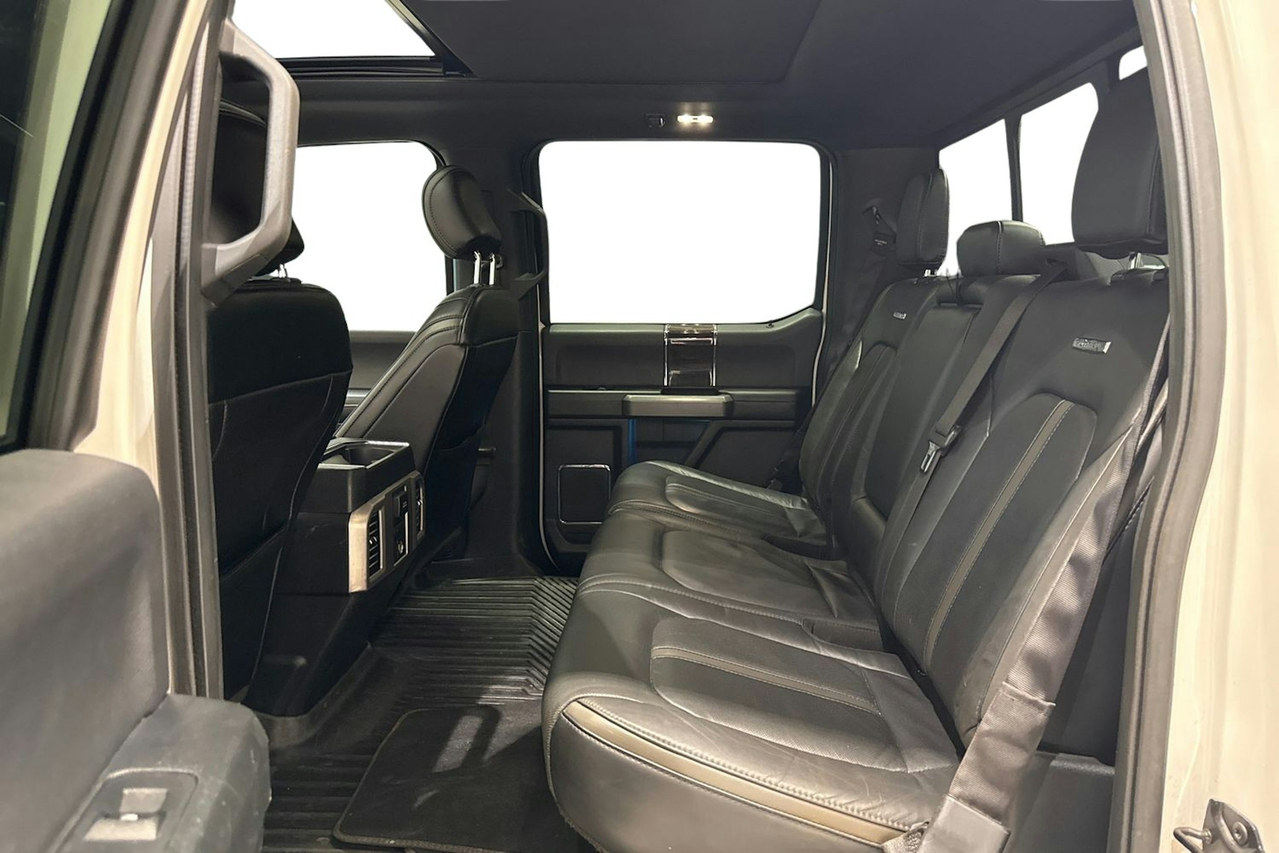 valkoinen Ford F150 2015 kuva 11.