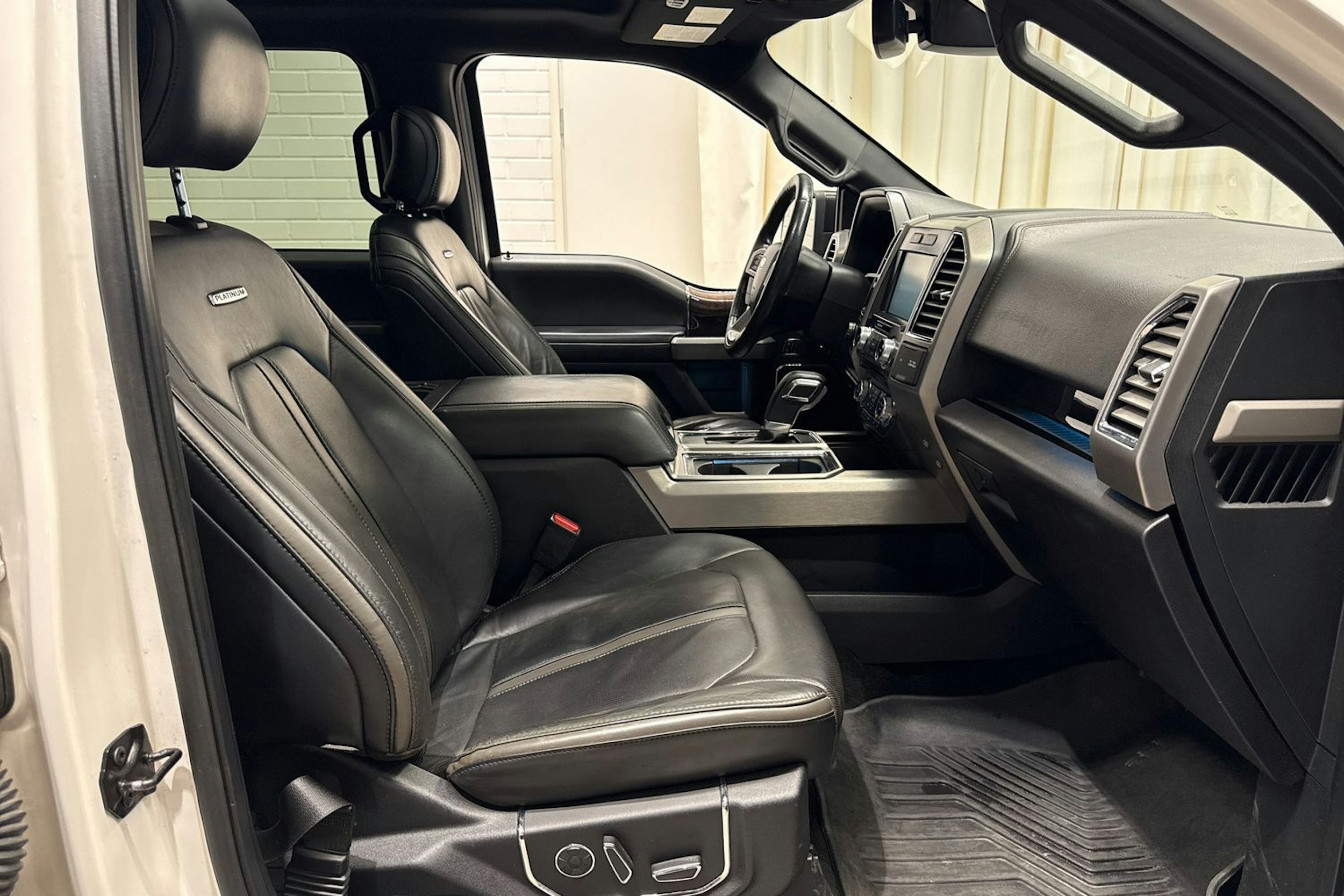 valkoinen Ford F150 2015 kuva 13.