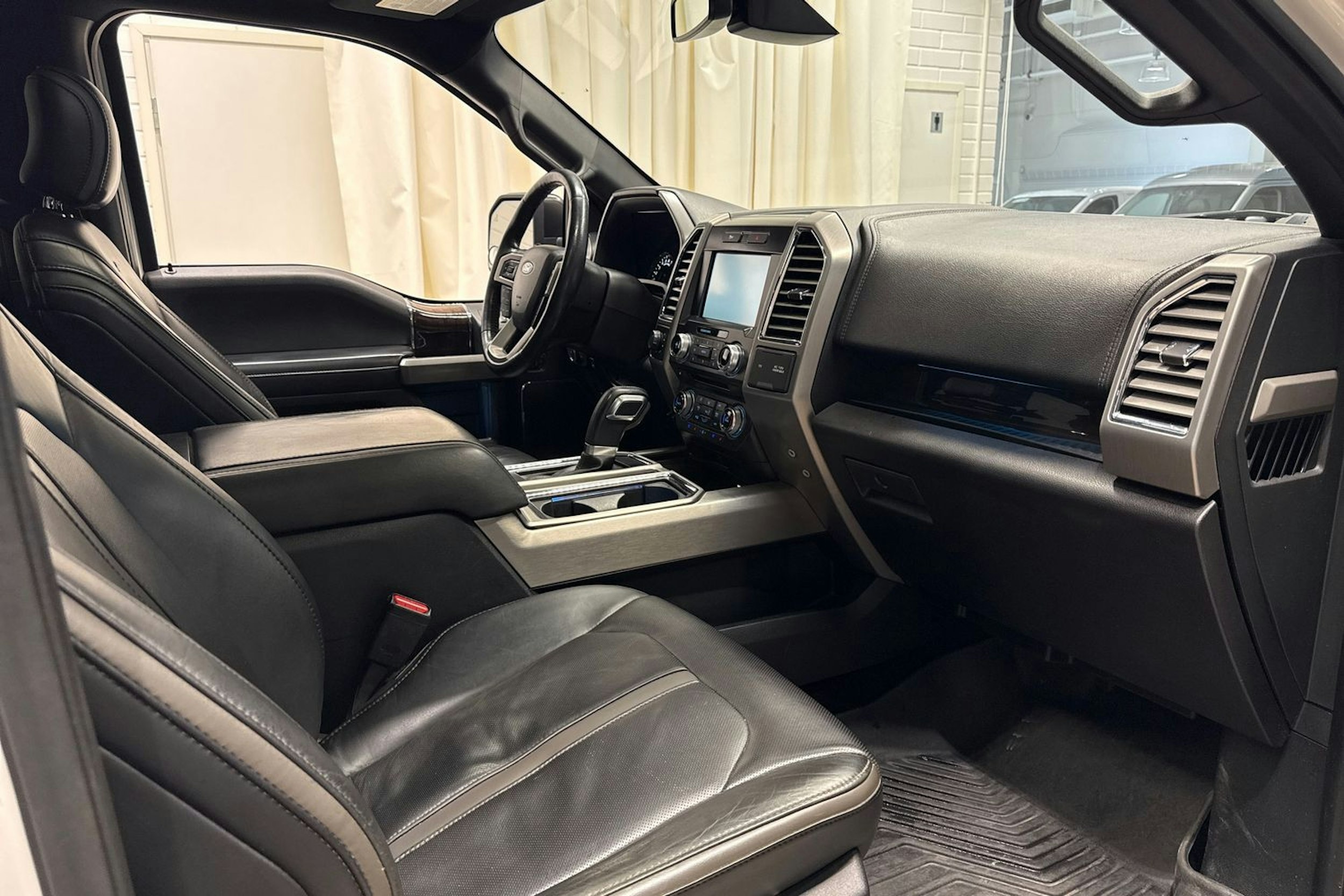 valkoinen Ford F150 2015 kuva 14.