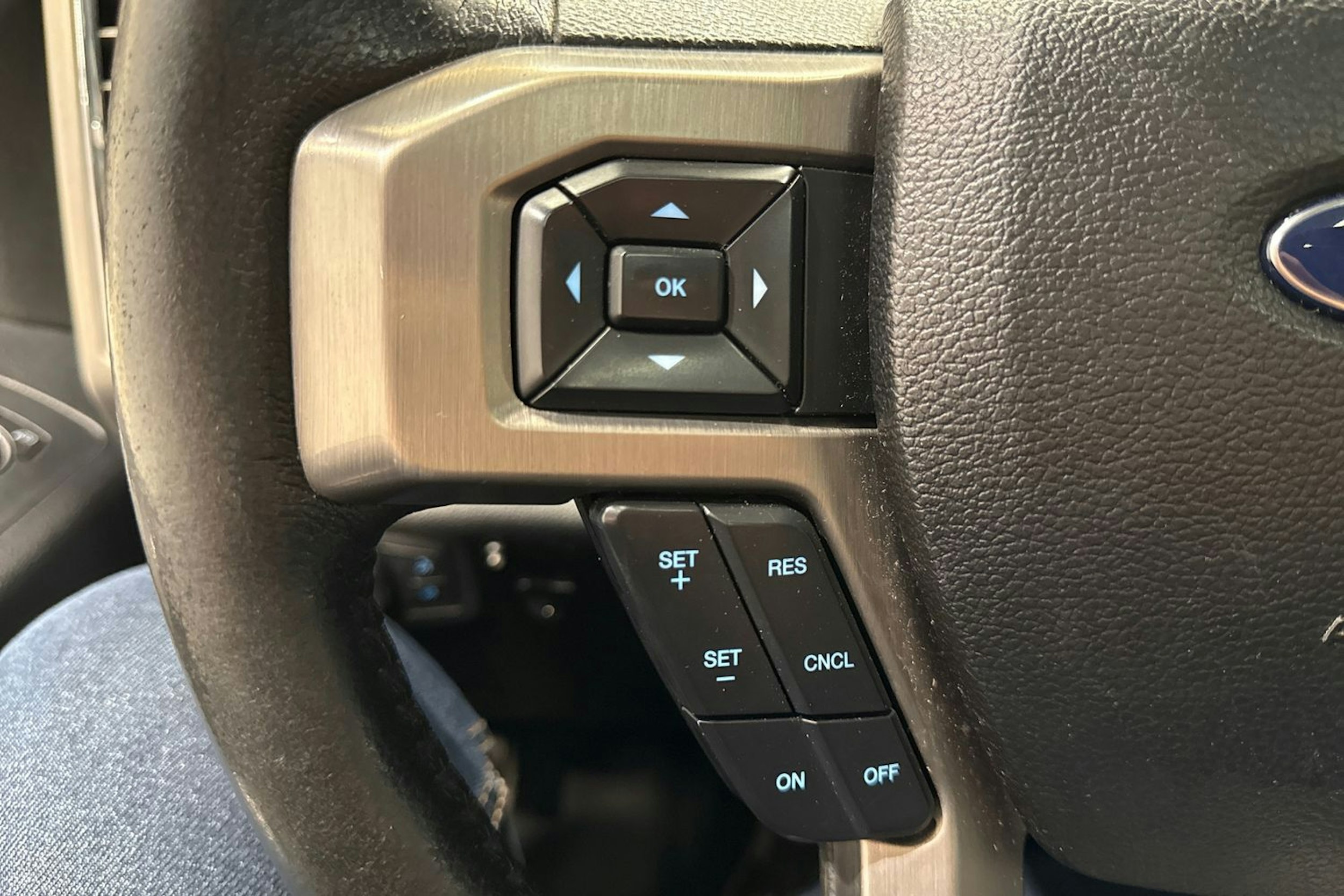 valkoinen Ford F150 2015 kuva 17.