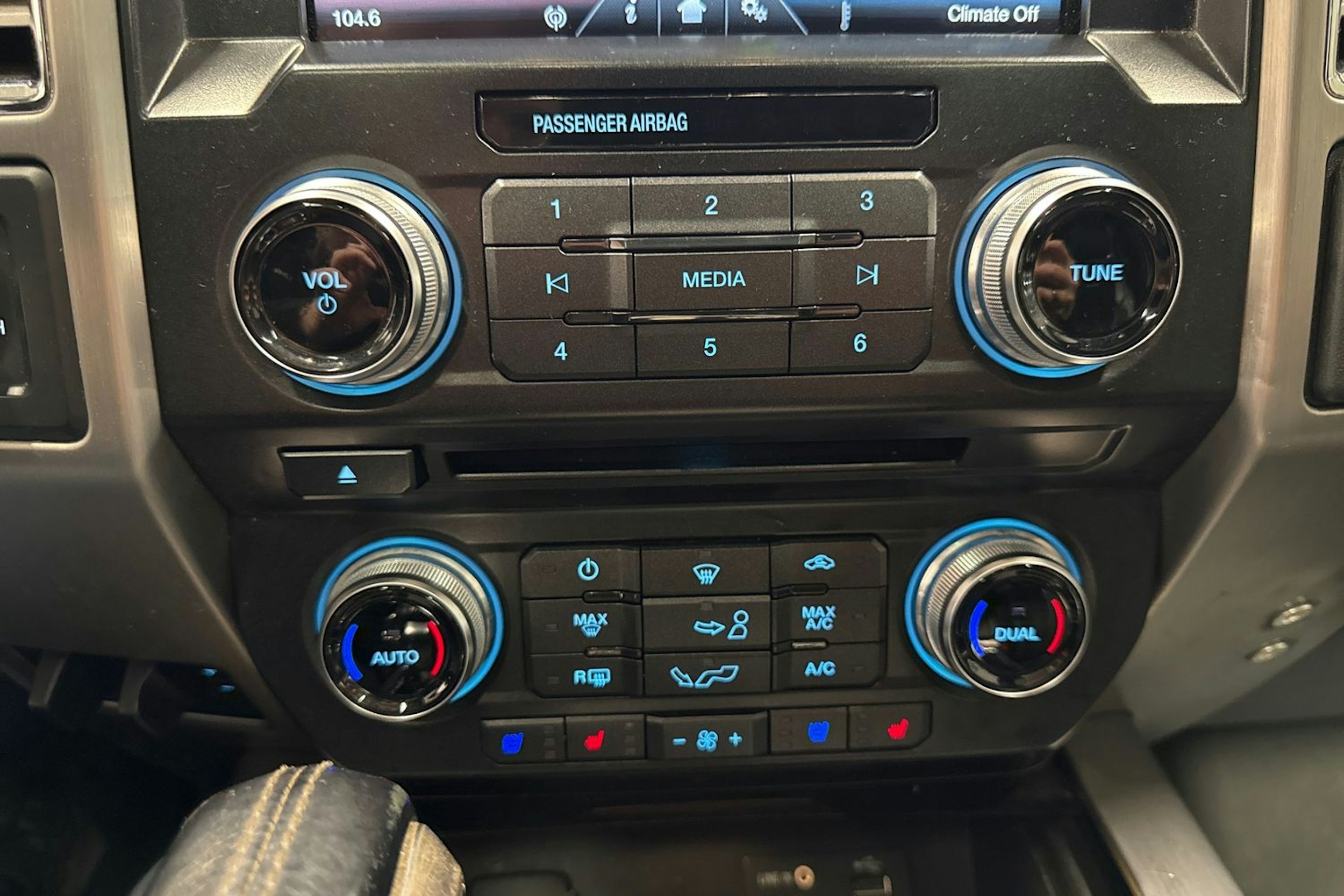 valkoinen Ford F150 2015 kuva 21.