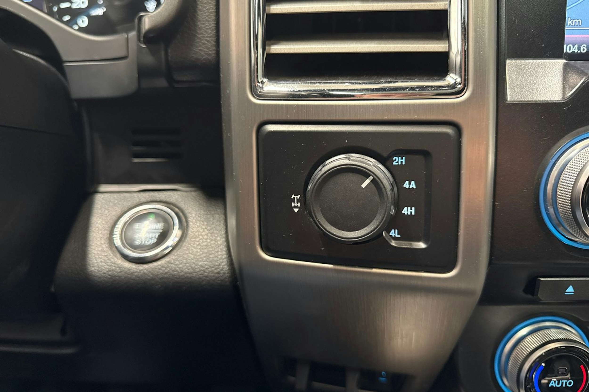 valkoinen Ford F150 2015 kuva 22.