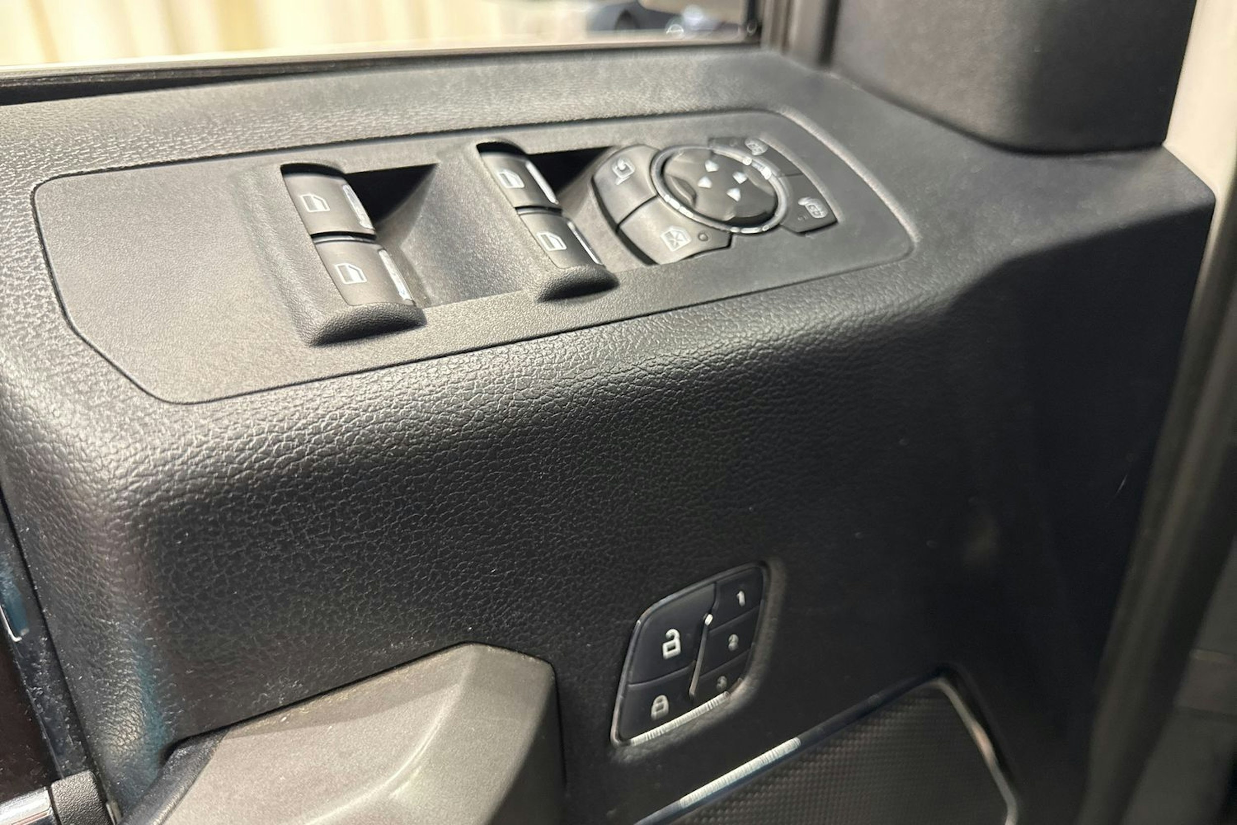 valkoinen Ford F150 2015 kuva 23.