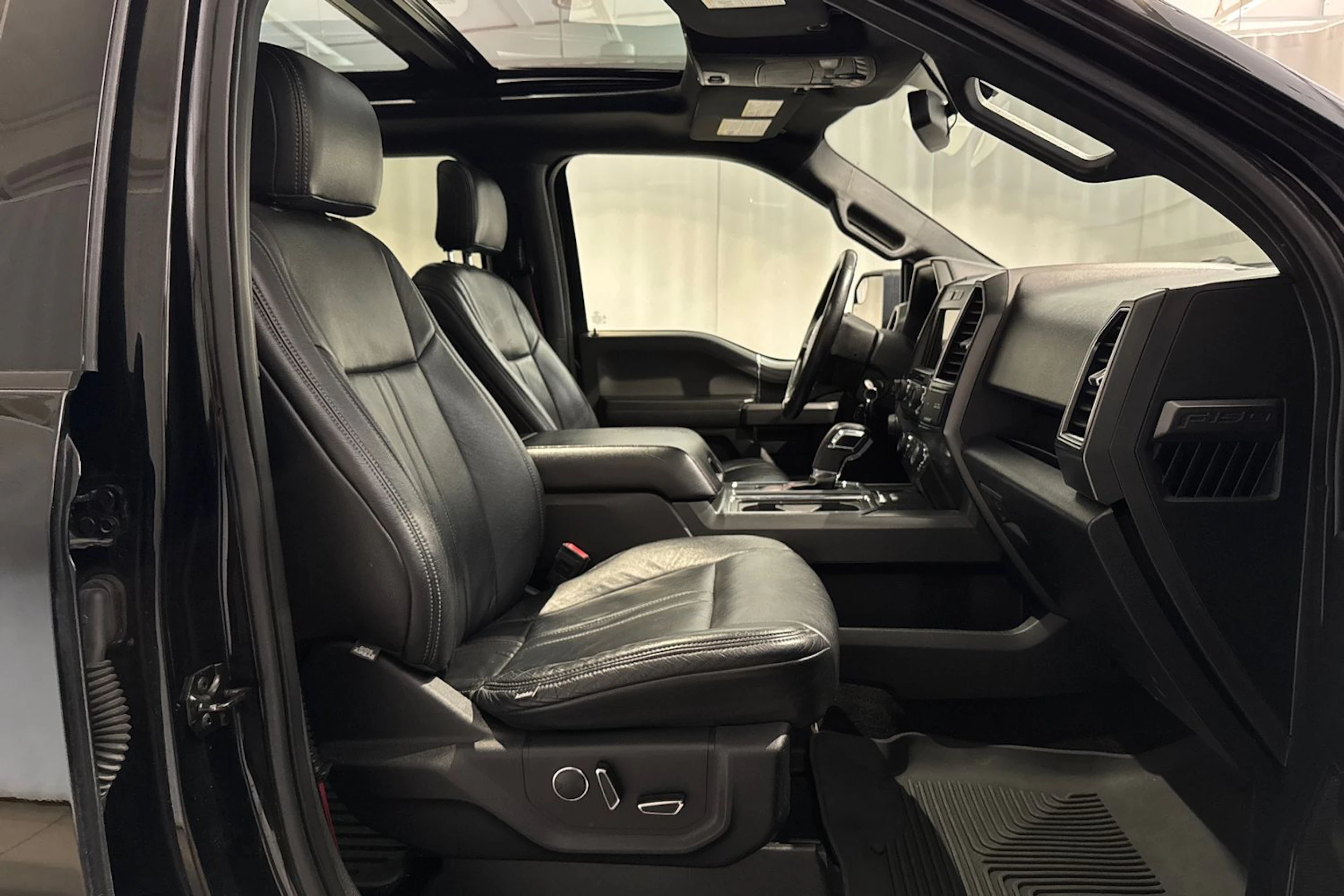 musta Ford F150 2018 kuva 18.