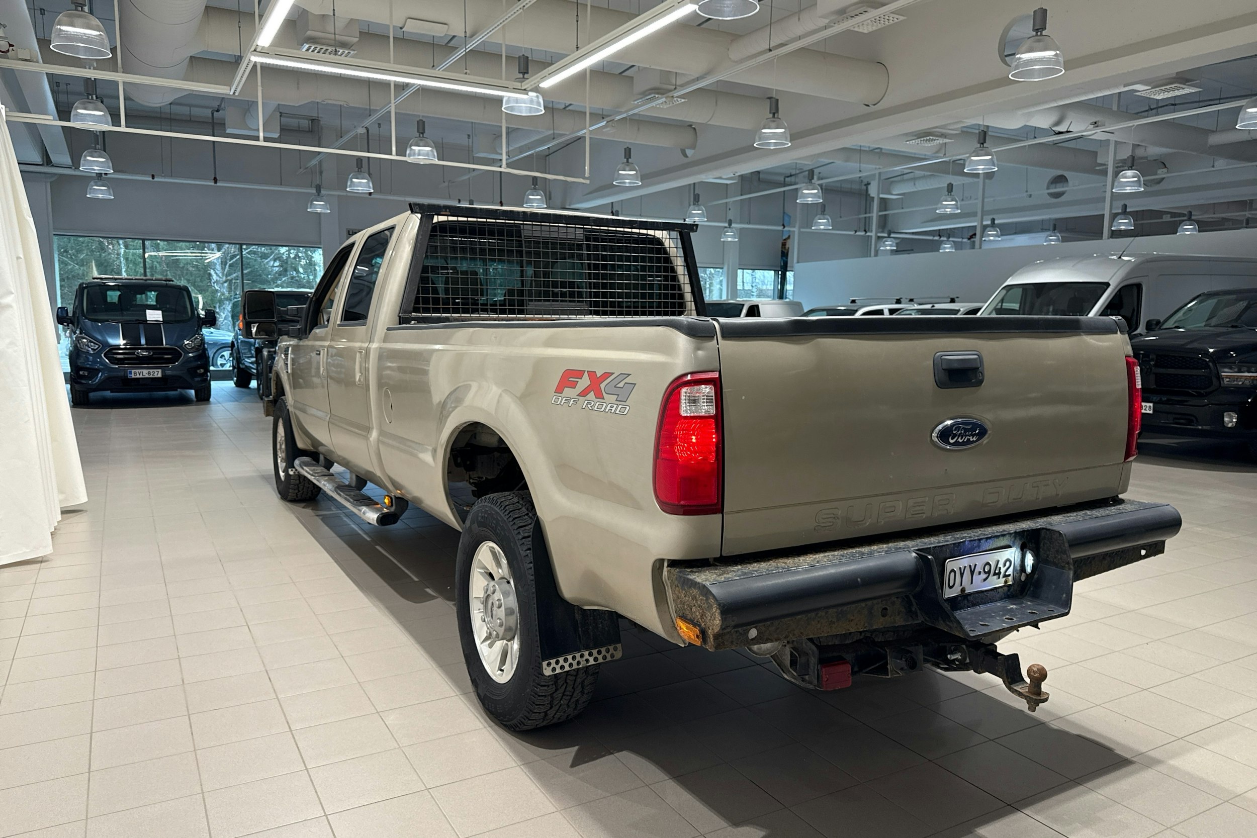 Ruskea (beige) Ford F350 2009 kuva 11.