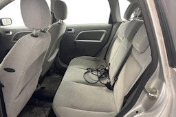 harmaa Ford Fiesta 2003 kuva 8.