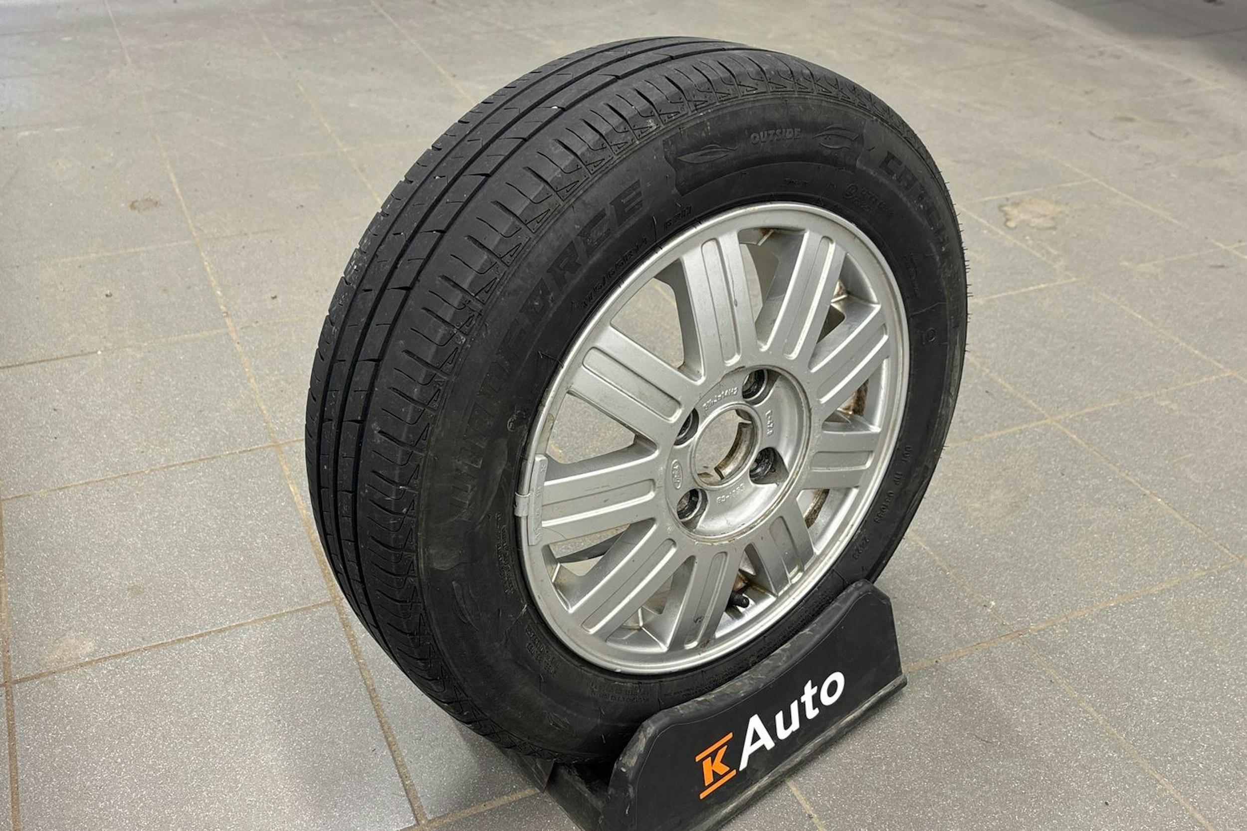 harmaa Ford Fiesta 2003 kuva 11.