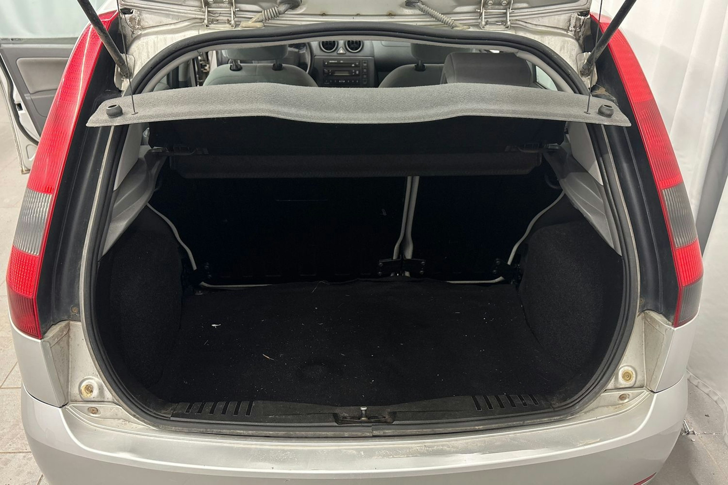 harmaa Ford Fiesta 2003 kuva 13.