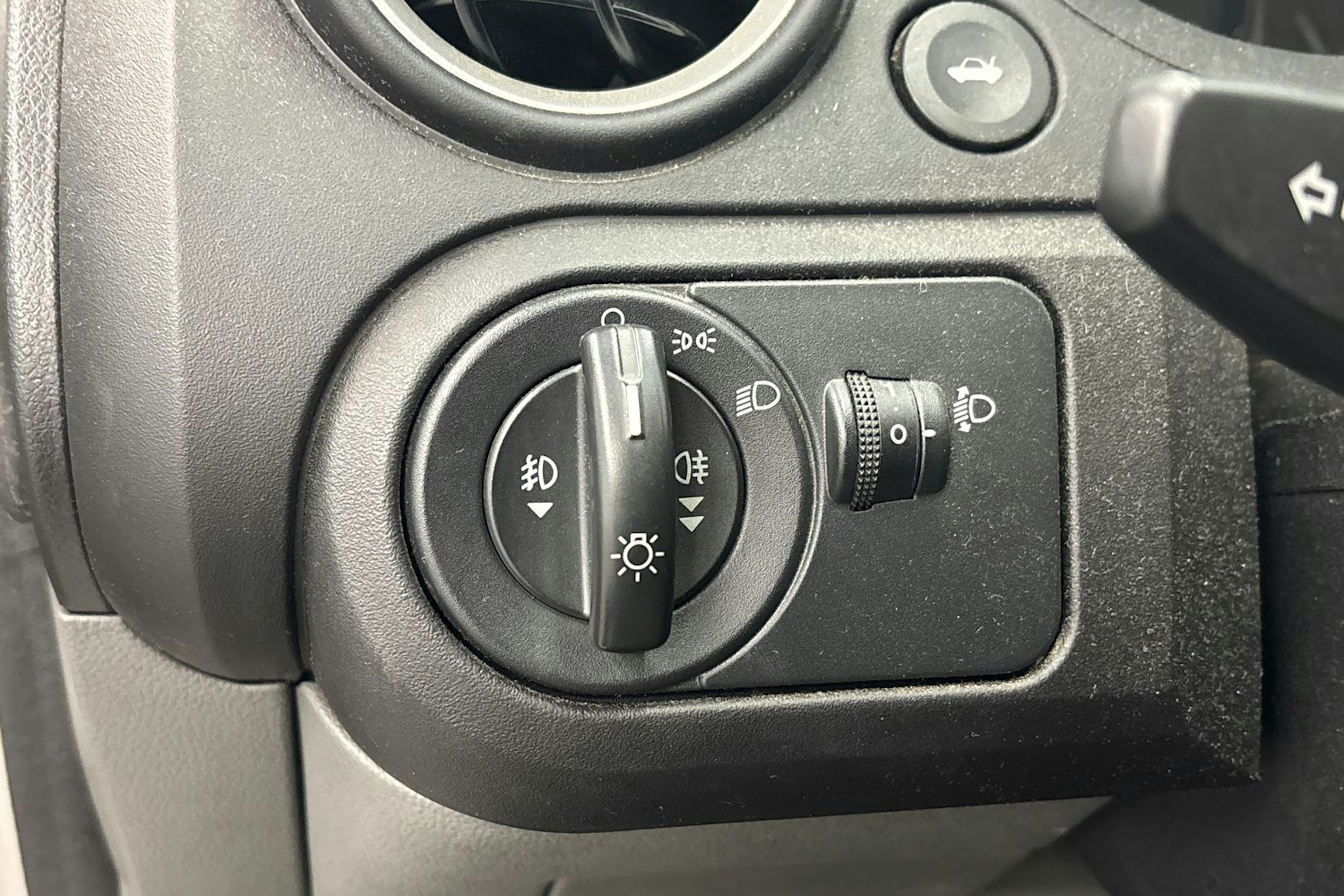 harmaa Ford Fiesta 2003 kuva 18.