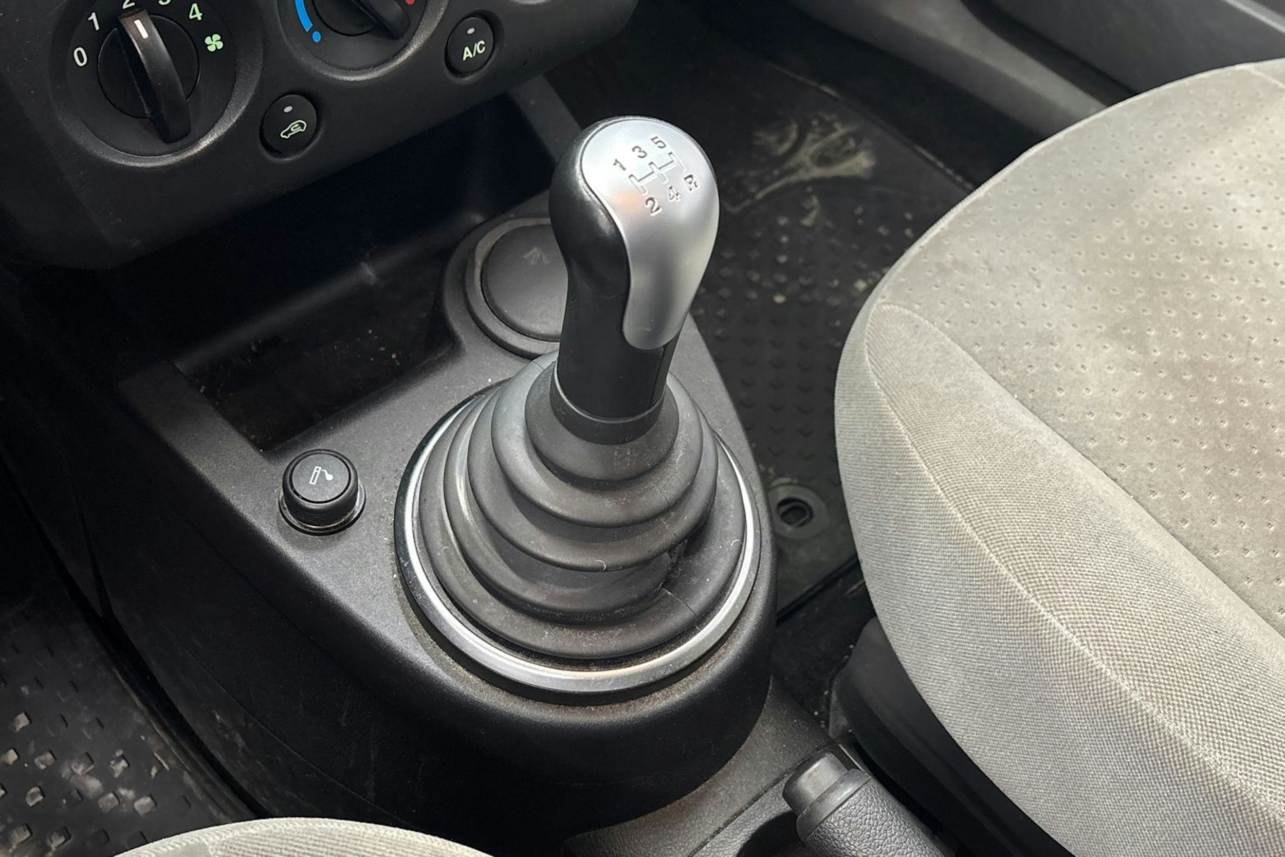 harmaa Ford Fiesta 2003 kuva 22.