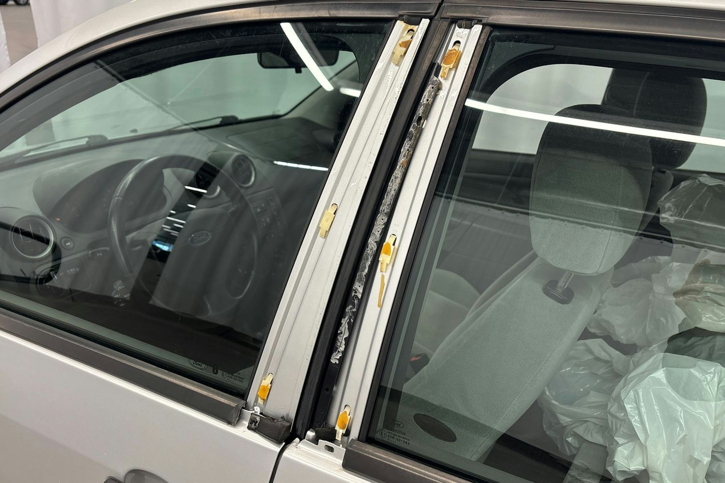 harmaa Ford Fiesta 2003 kuva 28.