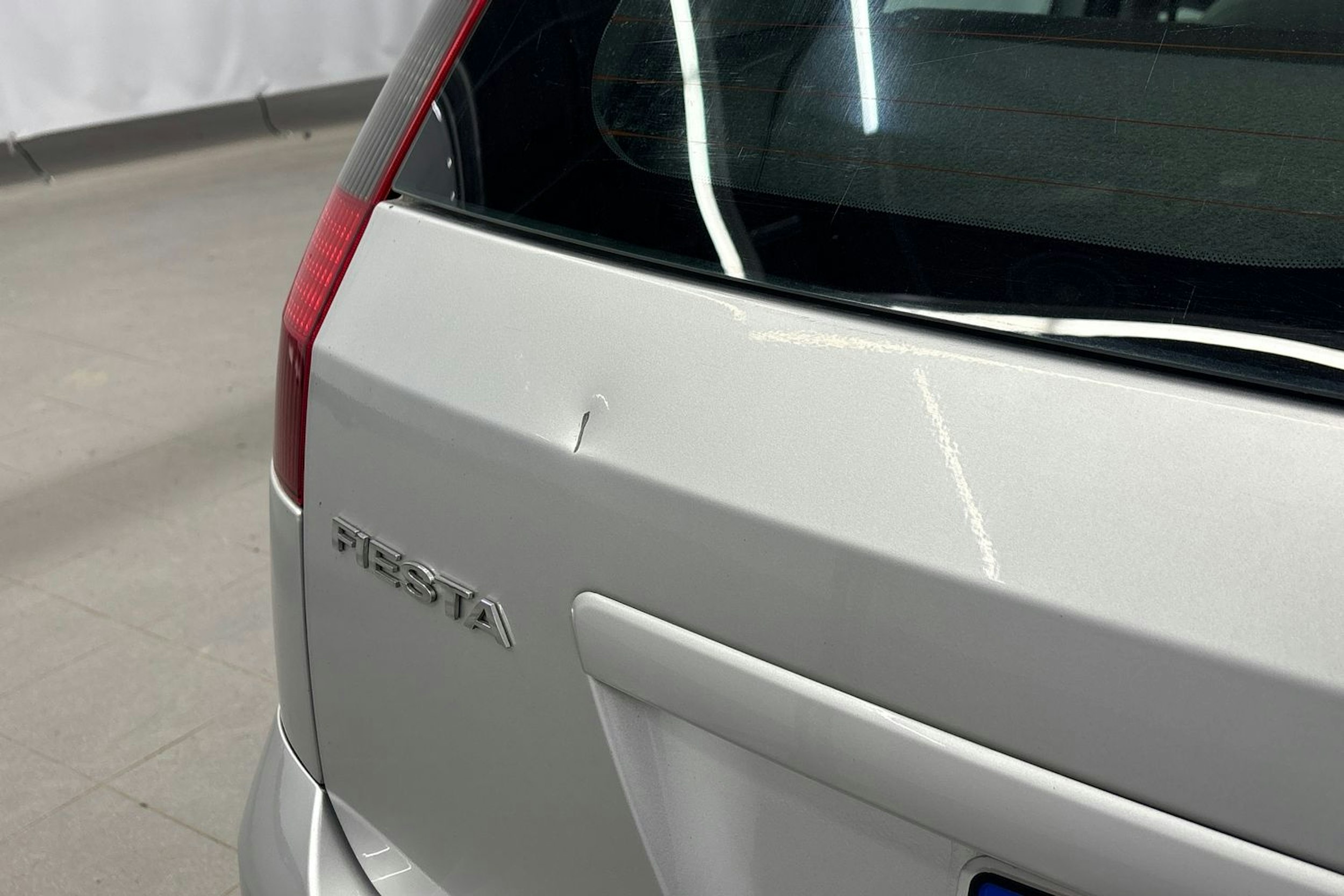 harmaa Ford Fiesta 2003 kuva 33.