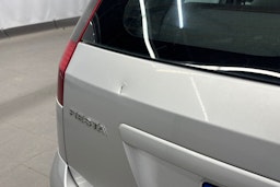 harmaa Ford Fiesta 2003 kuva 33.